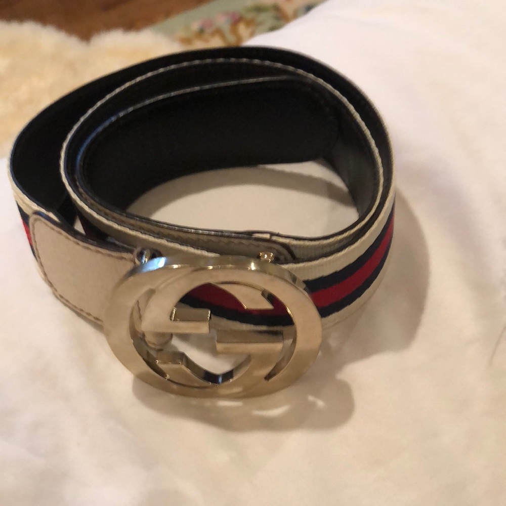 WOMEN’S GUCCI BELT WITH GG CLASP & GOLD HARDWARE